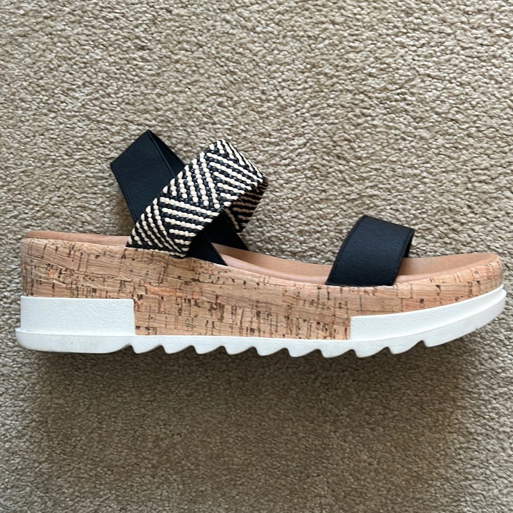 Steve madden 9.5 sandals slightly worn bottom but brand new on top